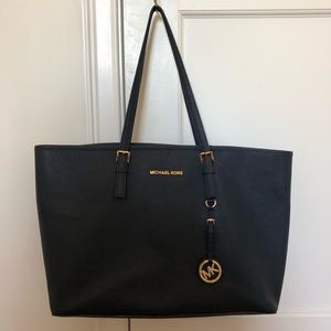 Michael Kors Jet Set Tote in Navy